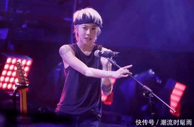 窦靖童这条裤子穿得好特别，王菲都不敢这样穿，网友：这叫时髦！