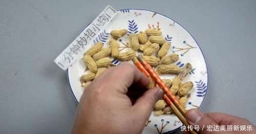 让我们一起@瓶盖上戳2个洞插根筷子,这个作用太牛了,学会一年能省好几百
