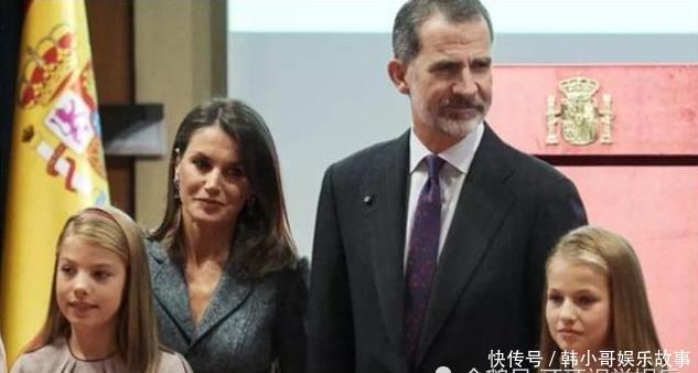 莱昂诺尔被授金羊毛勋章时,妹妹索菲亚眼神让