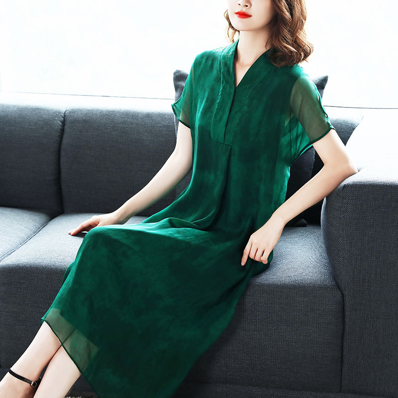 45老婆穿上:“蜂腰”连衣裙，性感有气质，美的都不敢认