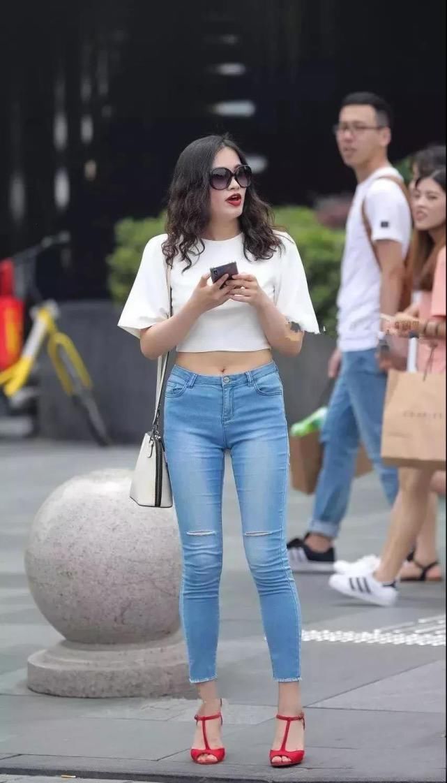 不同的妹子穿紧身牛仔裤效果不一样，性感时尚，更多的则是休闲