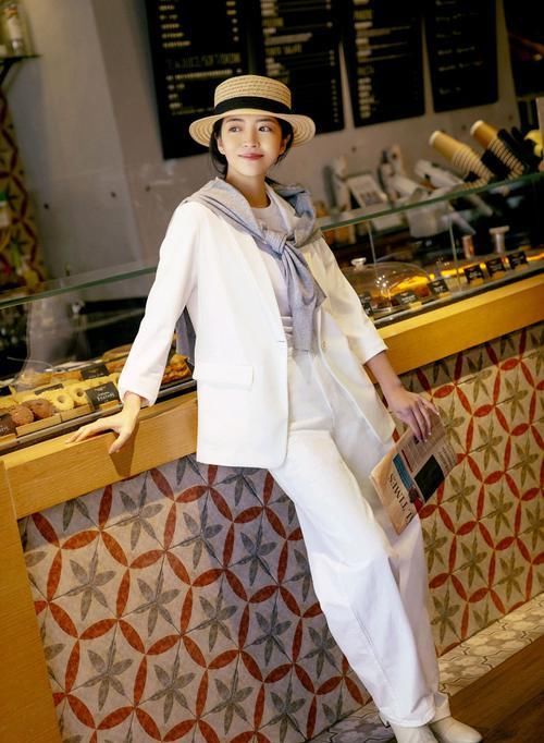 『衣摆塞进』三木把时髦“玩”到了极致!身穿白色西装配白色T恤,气质清新淡