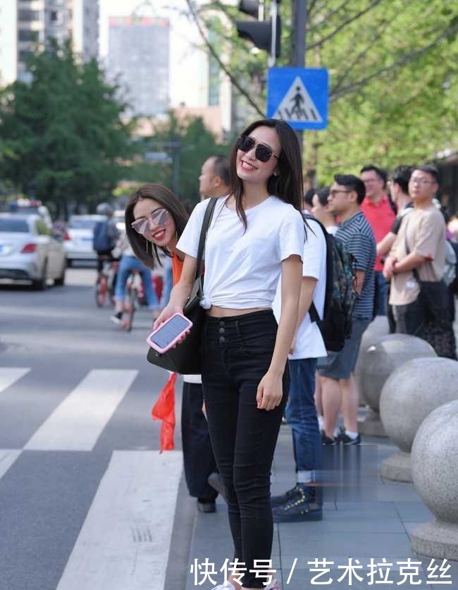 穿衣搭配:别看小姐姐衣服简约,仔细看“不简单”!