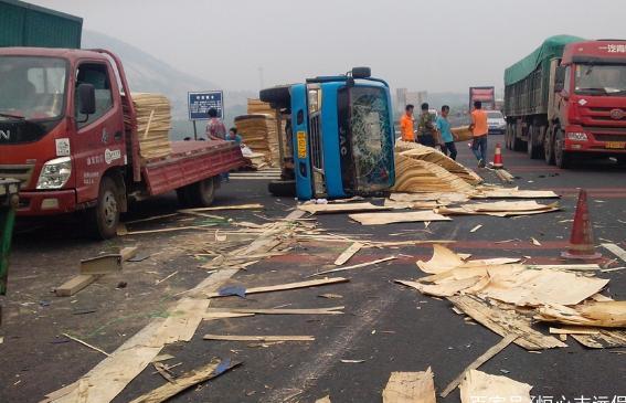 高速上造成堵车的3大“原因”找到了，可惜交警也没有好办法！