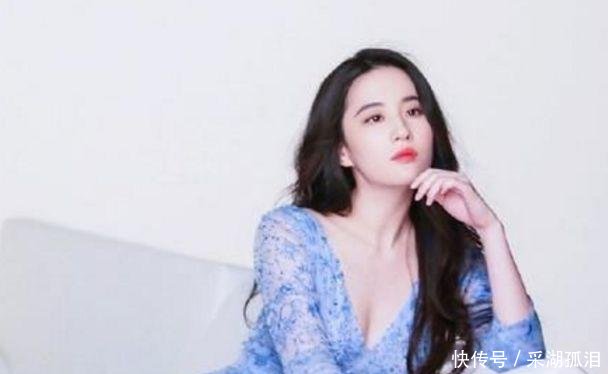 刘亦菲又任性了！“开膛”裙再次突破尺度，网友让人大饱眼福！