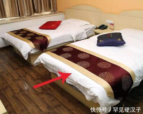 住酒店时,为什么床尾总放一块深色长布用了才知道好处不少
