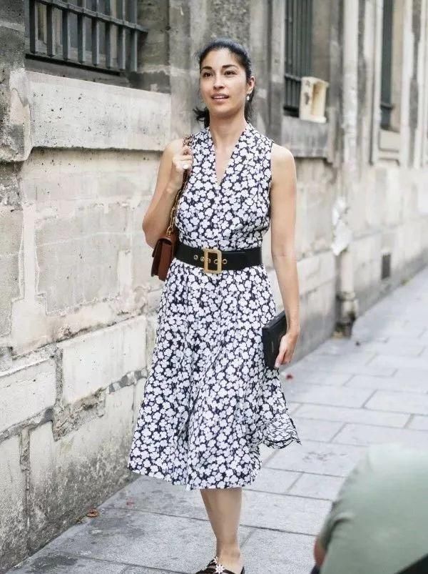 今年最流行的连衣裙穿法，就是加条腰带?