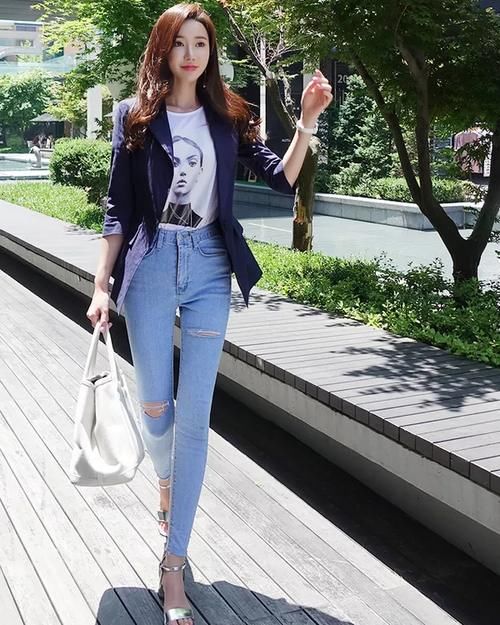 穿搭：打造紧致的美感，完美修饰出女性曲线美！，时尚穿搭紧身牛仔裤