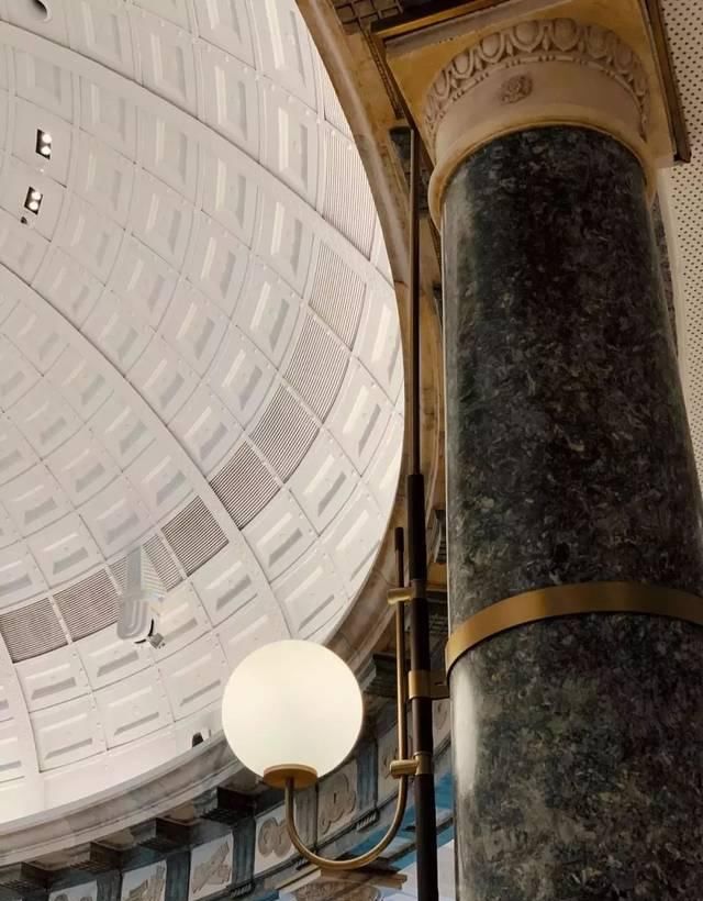 星巴克爆改百年老建筑，将闲置“废楼”改出王炸！网友：别卖咖啡