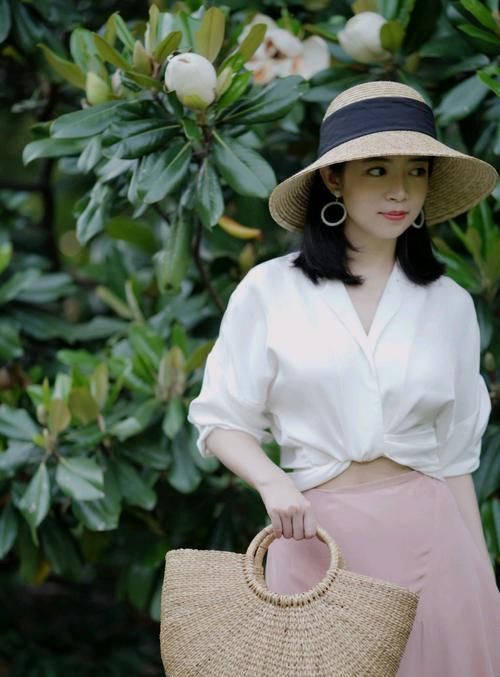  #气质#三木的高级穿搭又来一波！白色衬衫配“虾皮粉”半身裙，气质清新