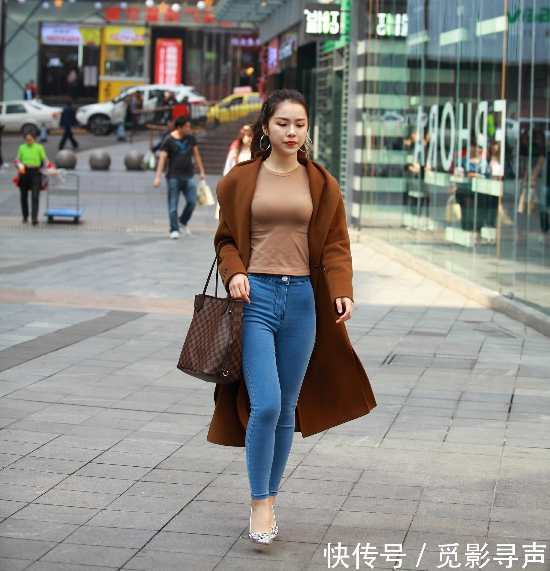 街拍：气质小姐姐破洞紧身牛仔裤凹凸有致，就是摆拍的时候表情太