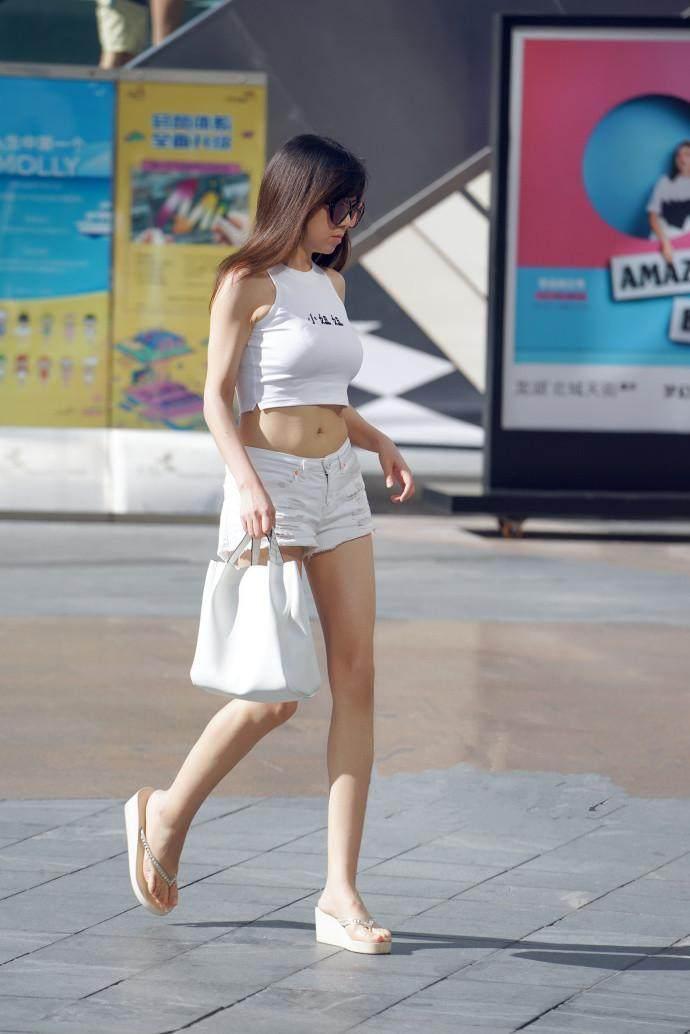 街拍：苗条的身材自然美丽，但是微胖丰满的也有独特的韵味！
