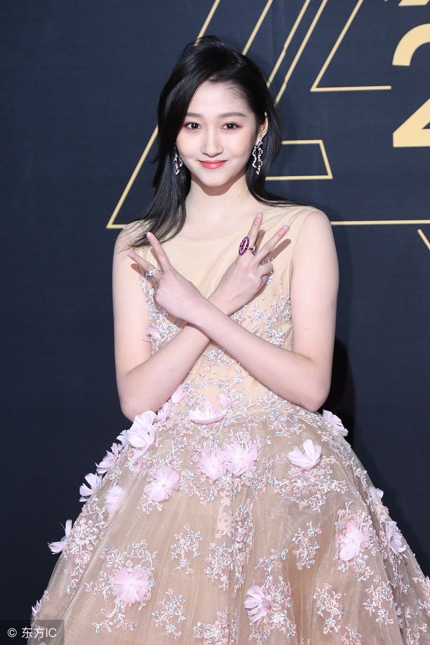 关晓彤上身撑不起来直接手按胸口，网友:裙子穿大号了尴尬