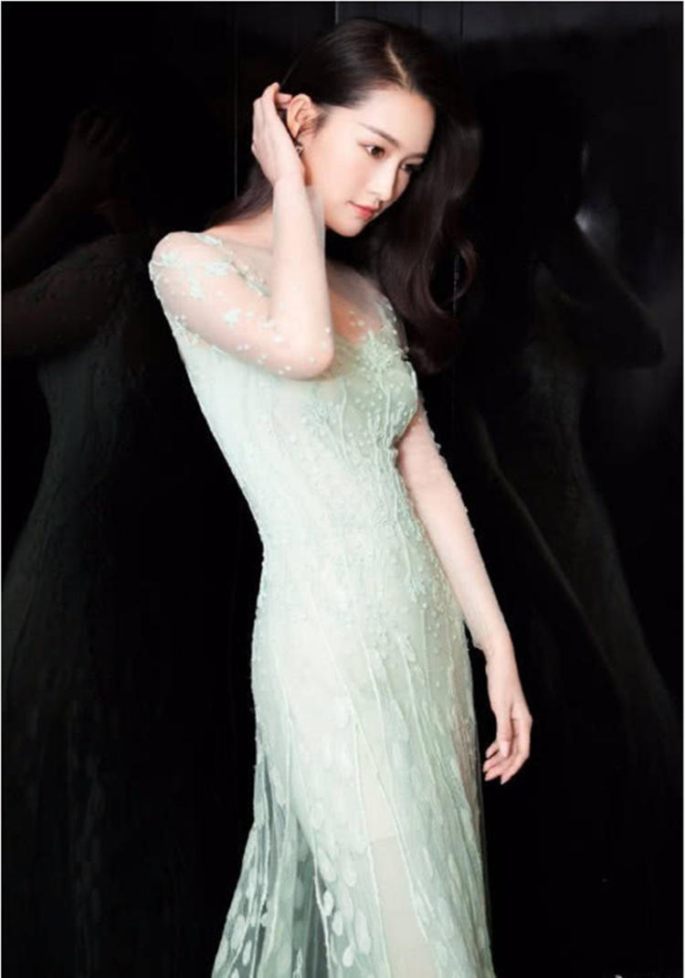 《如懿传》的容妃李沁，穿高跟鞋还要穿袜子，让人搞不懂