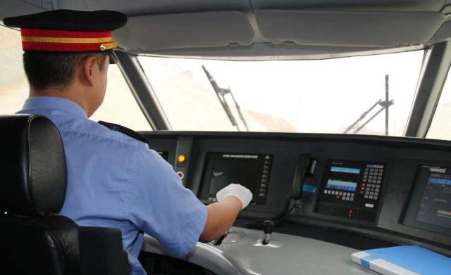 高铁司机全程不可离开驾驶室，那上厕所要如何解决呢？