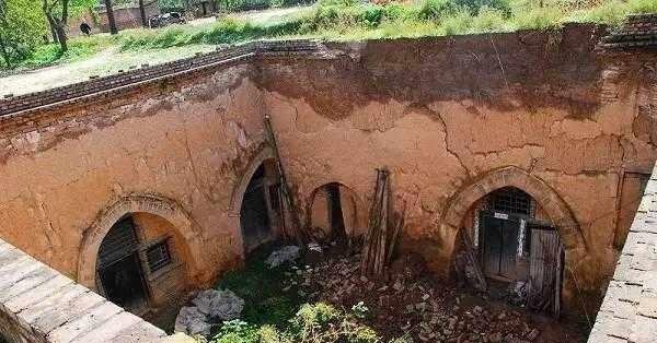  #地下#中国有个神秘的村庄, 房子都建在地下 那下雨怎么办