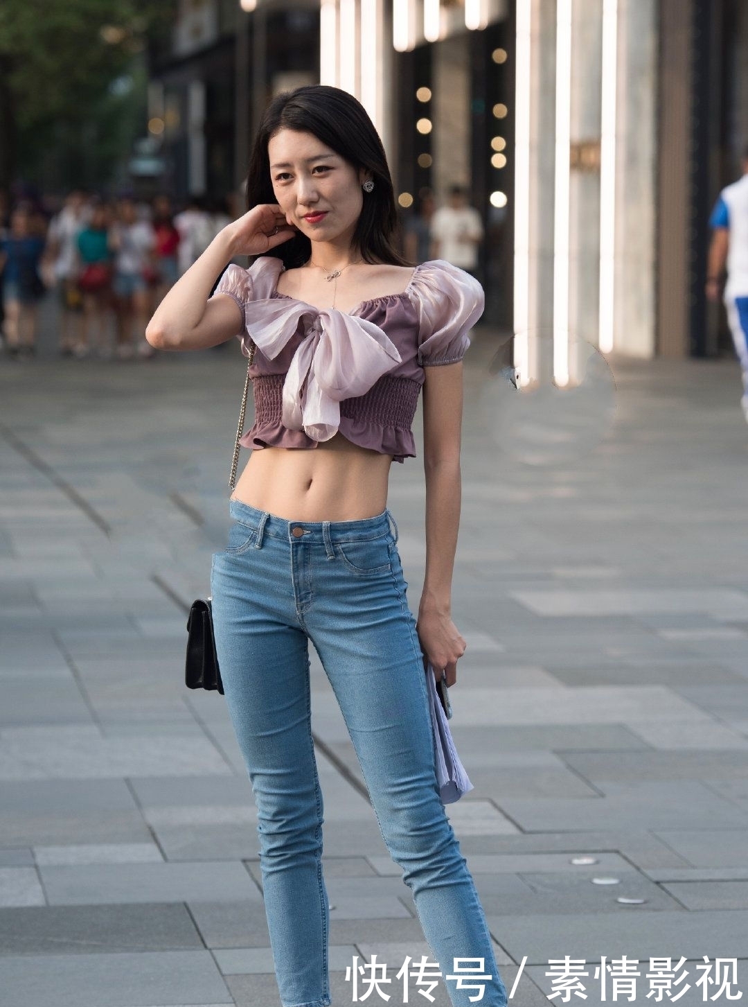  『脚下搭一双』街拍：身材火辣的小姐姐，吊带衣搭热裤性感十足，大爷别摔了