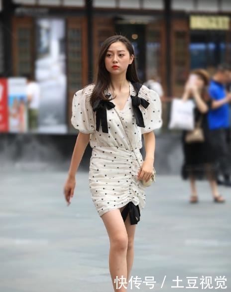 『蝴蝶结』斑点裙美女出街,这蝴蝶结是装饰吗