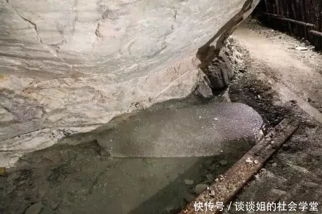 曾经600吨的玉石王，如今却无人问津，只有一人一狗看守