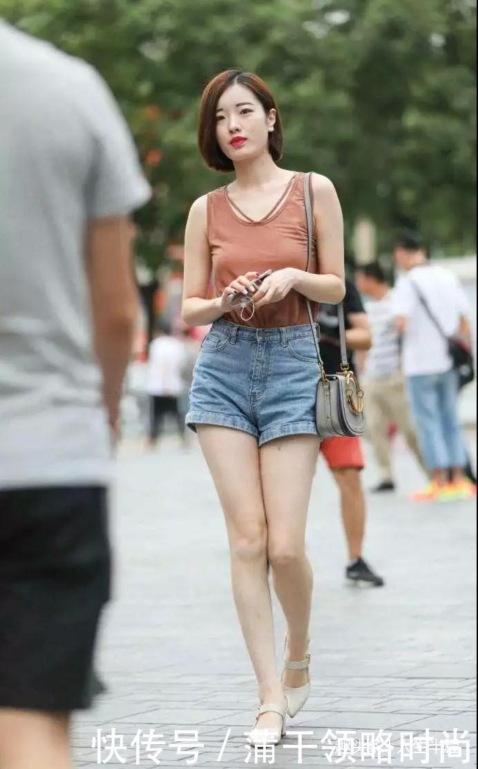 街拍的:性感不一定要露,高腰牛仔短裤也很漂亮!!