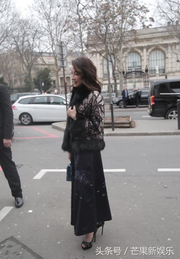 56岁杨紫琼皱纹满眼，优雅老去，网友:不打针的脸就是真实!