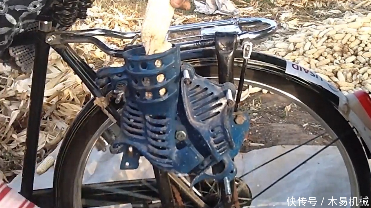  「玉米」小哥发明“自行车”剥玉米机，不用油和电，一天能剥5亩