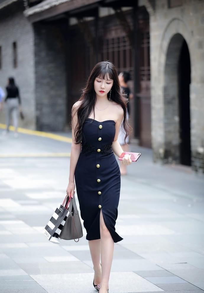 「美女」气质的街拍:洒脱自由的美女,穿出紧致身材