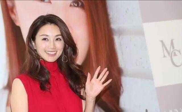 条连衣■大波浪卷发搭配红色连衣裙减龄时髦，美腻了，49岁酒井法子不显老