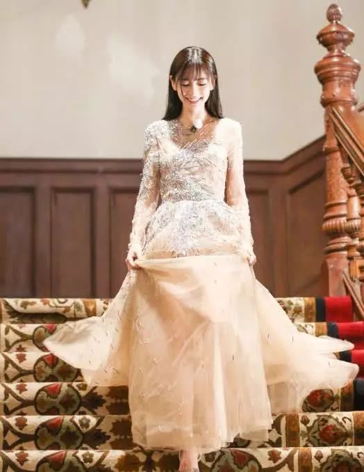 baby穿裸色裙下楼梯，大白腿若隐若现，网友:这高跟鞋看不太懂