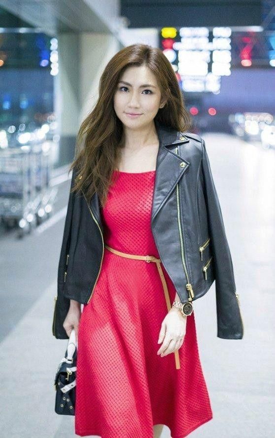 Selina顶着高温去旅游，网友：伤疤腿能受得了？