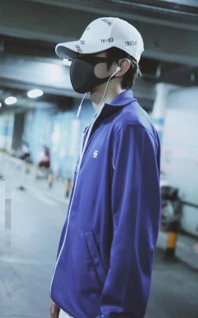 黄明昊、蔡徐坤同穿蓝色运动服,两人相差4岁,而气场却平分秋色