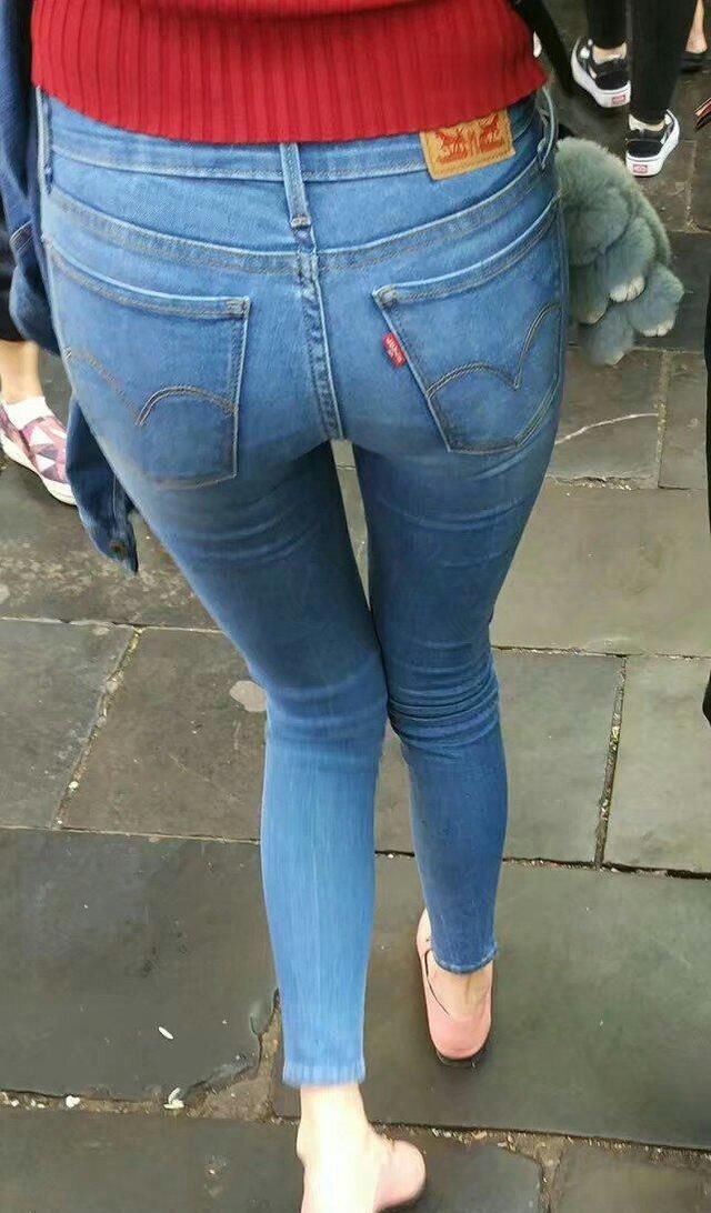 街拍:身材好的小姐姐在一起也是非常养眼的!