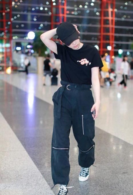 宋祖儿欧阳娜娜同框，姐妹俩的裙子一条比一条短，坐下都不方便！