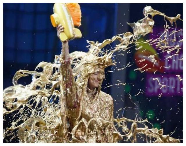 朋友闺蜜因为好玩，跟着别人在朋友圈转发了一条怀双胞胎的假消息