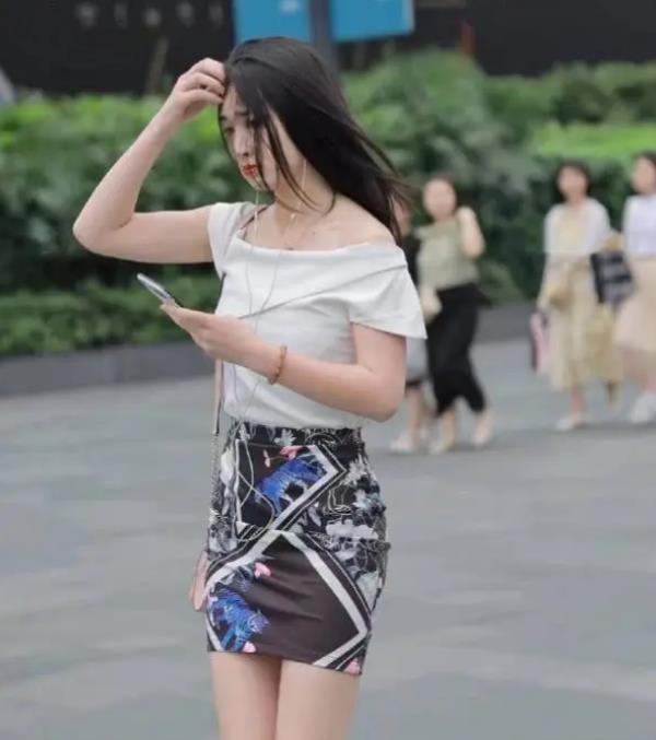 「碎花」街拍:面带微笑的美女,一条碎花连衣裙,时尚唯美好身材