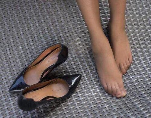 柔软的鞋面是尖头细跟的武器，简约的纯色容易搭配