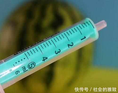 男子將 藍色液體 用注射器注入西瓜裏面 半小時後切開西瓜他傻眼了 雪花新闻 男子將 藍色液體 用注射器注入西瓜裏面 半小時後切開西瓜他傻眼了 雪花新闻
