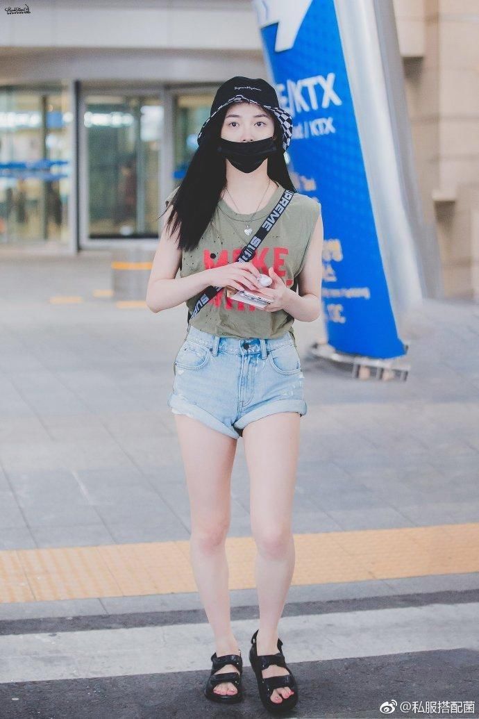 看了林允儿秀美腿，再看看周洁琼，终于明白腿型好看有多重要了!