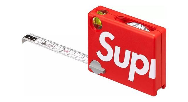 卖砖头都被哄抢的 Supreme，开始卖报纸了