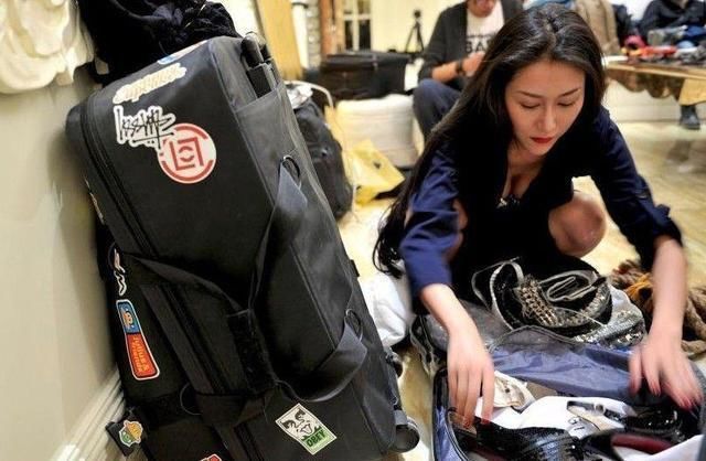 直击女大学生放弃安逸的银行工作，选择成为一名模特的真实生活