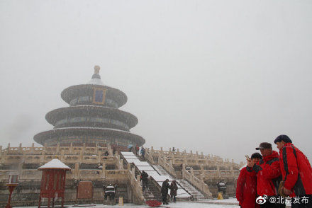 祈年殿银装素裹，上万人进天坛游园赏雪