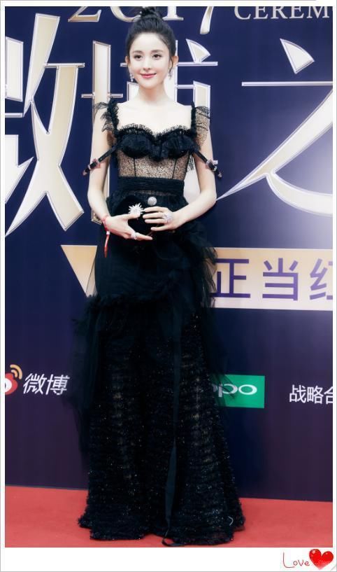 36岁张韶涵穿薄纱裙撞衫26岁古力娜扎都没输，网友:冻龄就服你