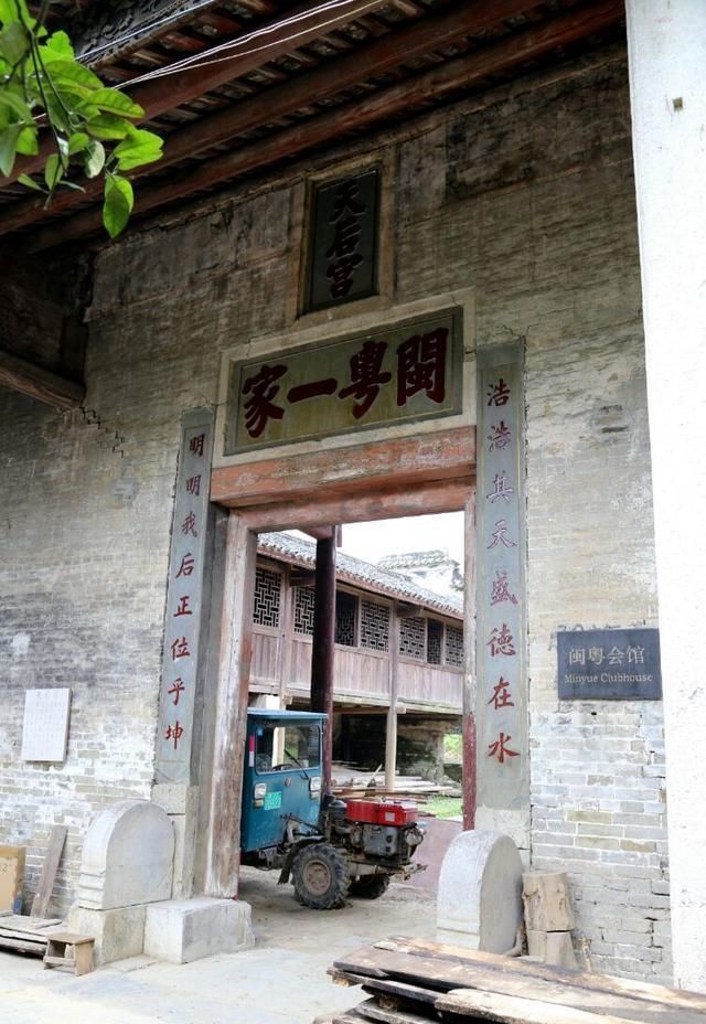 我国唯一“漂”在水上的一座古镇，盛产柚子，为什么至今不修路？