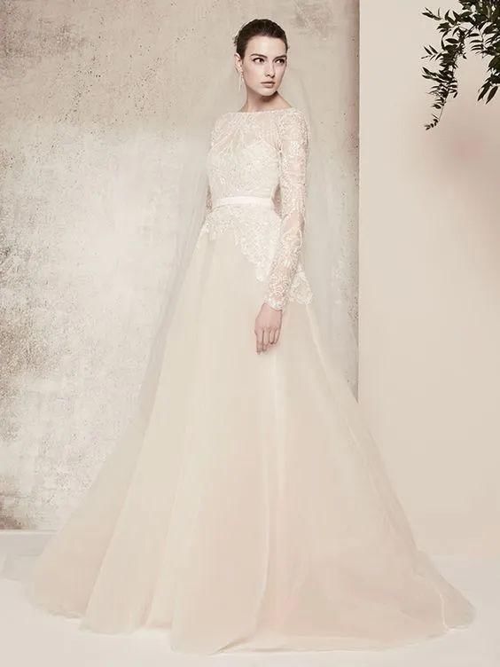 『显得更为』婚礼上项链如何戴才美?先看看婚纱领口设计再决定