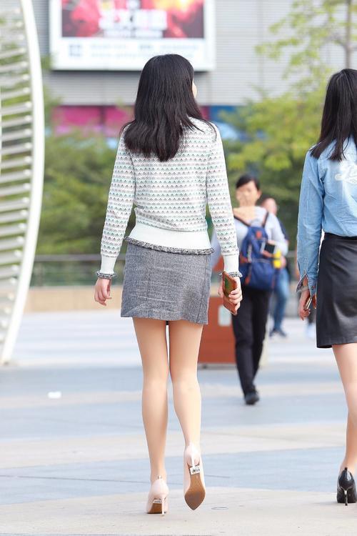 姐妹花出游，一双美腿分外抢镜