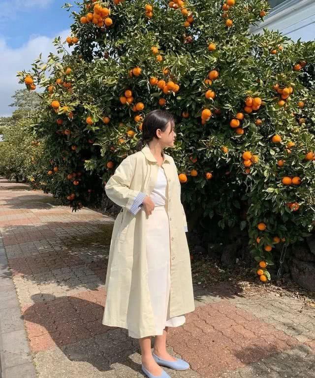  『碎花裙』“毛衣”失宠了？2020就要穿着4件薄外套＋裙子搭配！好看＋气质！
