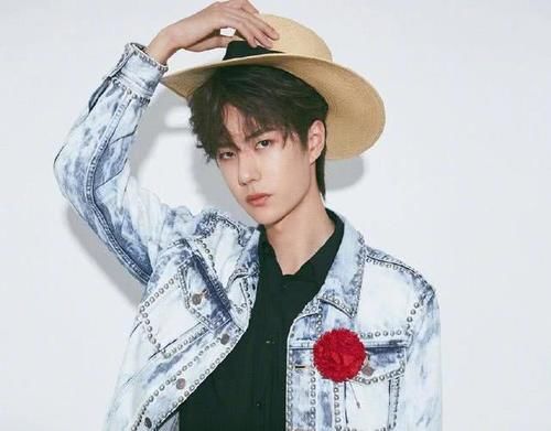 王一博水中唱跳图片