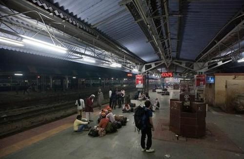  [车站]印度的火车与我们想象中并不同，车上不“挂人”，设施也