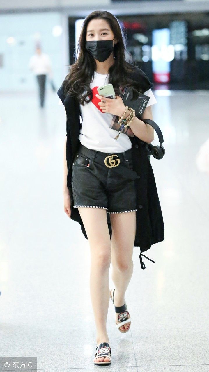 关晓彤现身机场，短裤白T恤，一双凉鞋很接地气