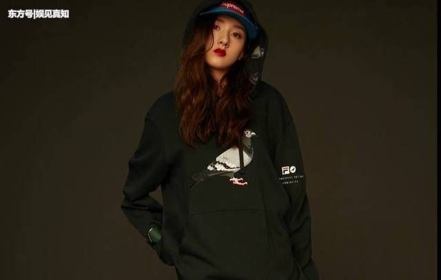 38岁张柏芝和20岁宋祖儿同穿西装，网友:这差距可没有18岁